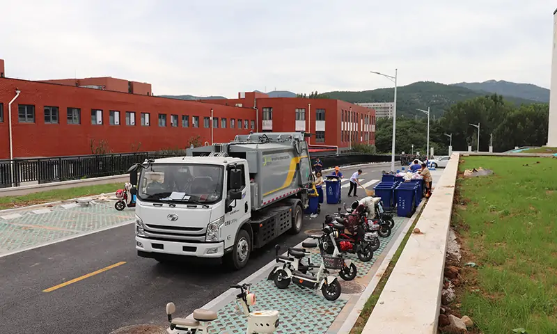 純電動(dòng)壓縮式垃圾車助力校園垃圾轉(zhuǎn)運(yùn)——綠色環(huán)保的新選擇